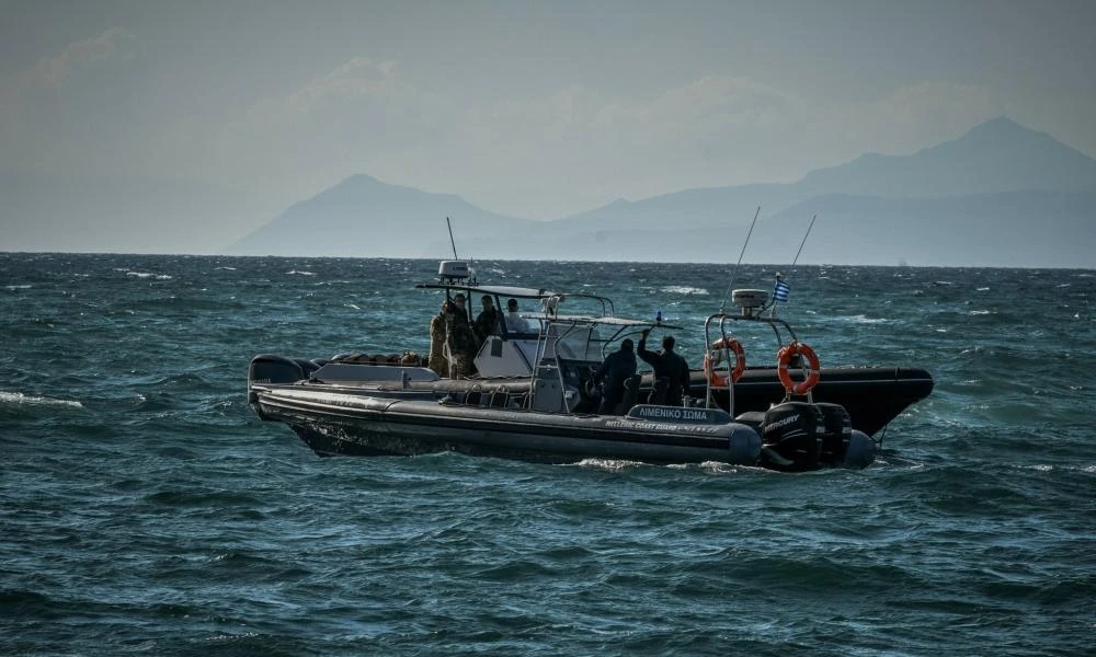 Φωτιά στην Ύδρα: Συνελήφθησαν 13 επιβάτες και κατασχέθηκε η θαλαμηγός από όπου έριξαν πυροτεχνήματα